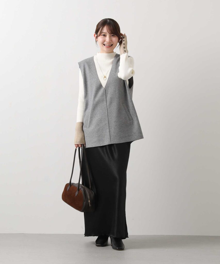 Vネックベスト×パフスリーブブラウス